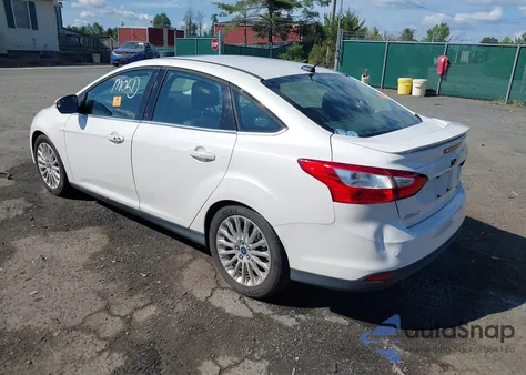 2012 Ford Focus Titanium z USA, uszkodzony, nr VIN 1FAHP3J26CL318858